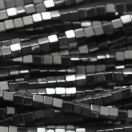 Hématite 1.5x1.5mm environ mini carré