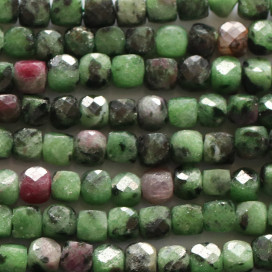 Rubyzoisite 4X4X4 mm environ carré facetté A Tanzanie