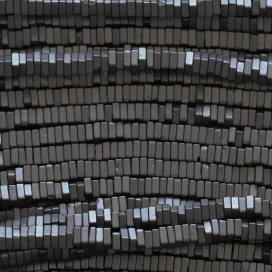 Hématite 1x2 mm environ carré empilé mat