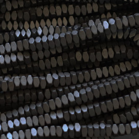 Hématite 2x3 mm environ carré mat diamanté