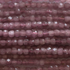Tourmaline rose 2.5x2.5x2.5 mm environ carré facetté A Congo