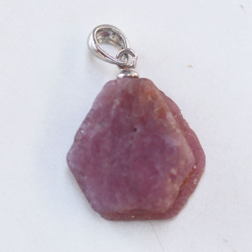 Pendentif rubis A 15x19.3 mm environ forme brute Kenya - BeauMonde Bijoux