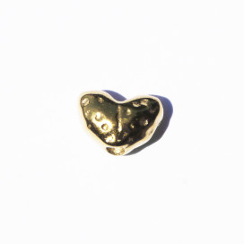 Coeur martelé 9x6 mm environ, trou passant de 1.6 mm, acier inoxydable doré