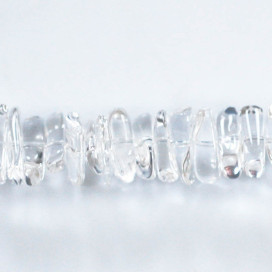 Cristal de roche 4x12 mm environ caillou allongé de longueur irrégulière